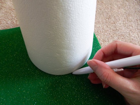 drawing-around-tree.jpg?sw=554&q=85