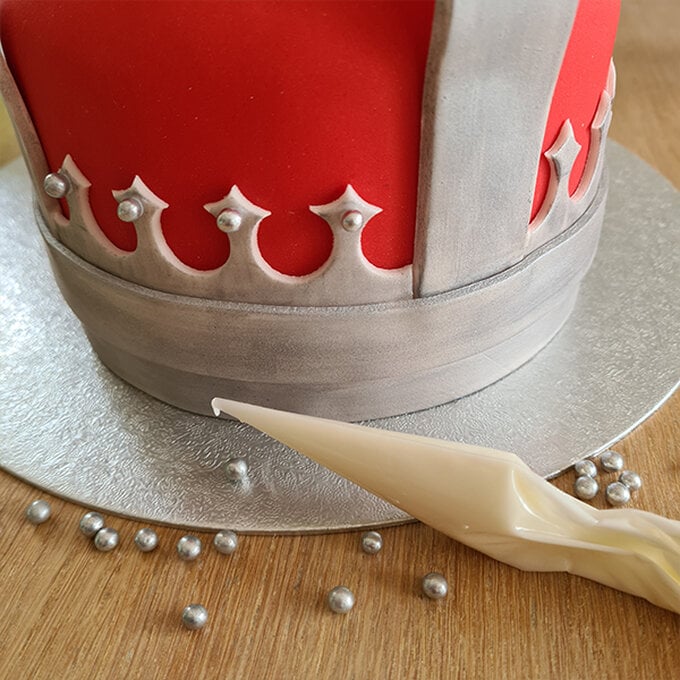 How-to-Make-a-Platinum-Jubilee-Showstopper-Cake_Step9a.jpg?sw=680&q=85