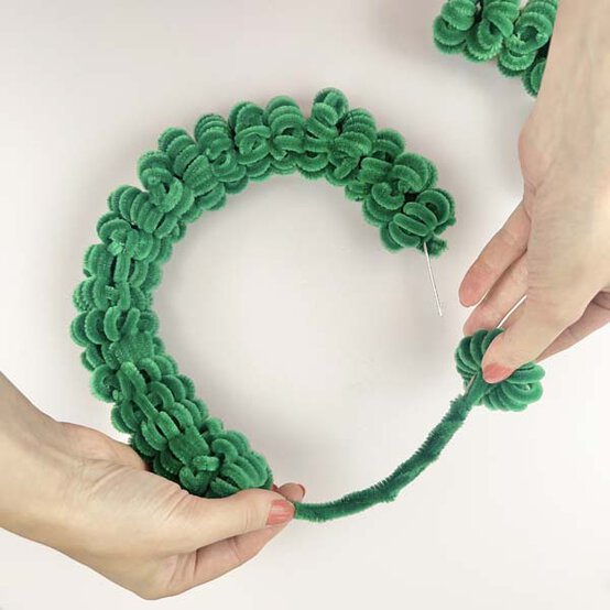 ideas%5Fpipe%2Dcleaner%2Dchristmas%2Dcrafts%5Fwreath%5Fstep%2D8.jpg?sw=554&q=85