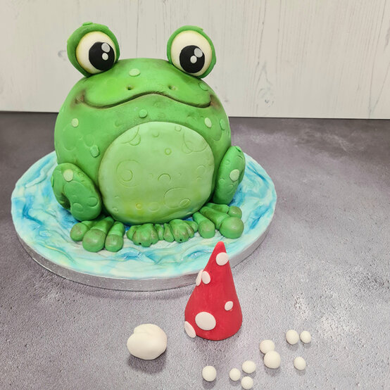 idea_how-to-make-a-frog-cake_step13.jpg?sw=554&q=85