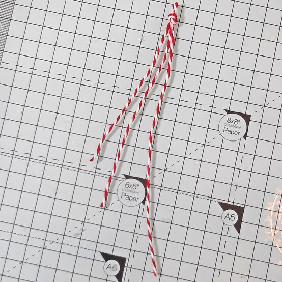 three-ways-to-make-handmade-christmas-gift-wrap_falling-stars_step2.jpg?sw=554&q=85