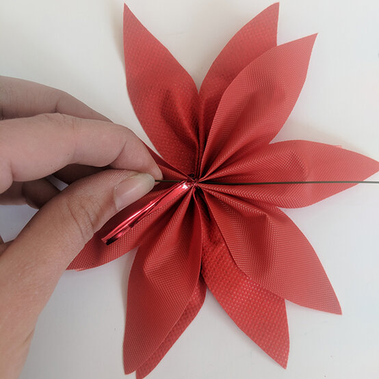 traditional-red-artificial-wreath-12.jpg?sw=554&q=85