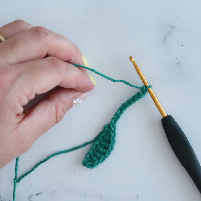 crochet-mistletoe-step-5.jpg?sw=680&q=85