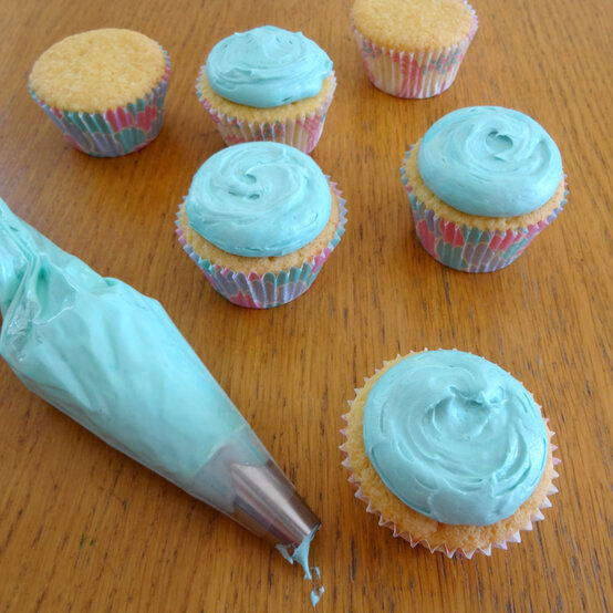 mermaid-cupcakes_step-2_2.jpg?sw=554&q=85