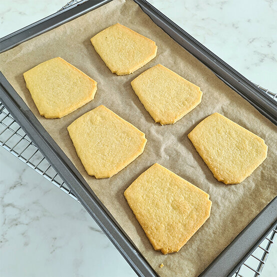 how-to-make-kilt-shortbread-biscuits_step-4.jpg?sw=554&q=85