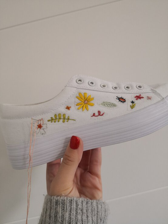 embroidered_shoe_5.jpg?sw=554&q=85