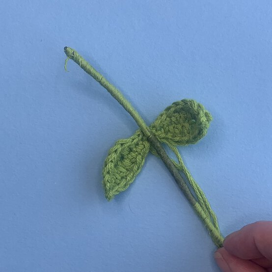 How-to-Crochet-Flowers_Leaf%20Position.JPEG?sw=554&q=85