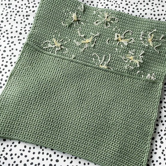 daisy-crochet-cushion-7.jpg?sw=554&q=85