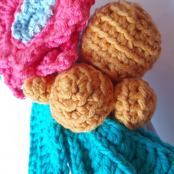 how_to_crochet_christmas_robin_wreath_image-6.jpg?sw=554&q=85