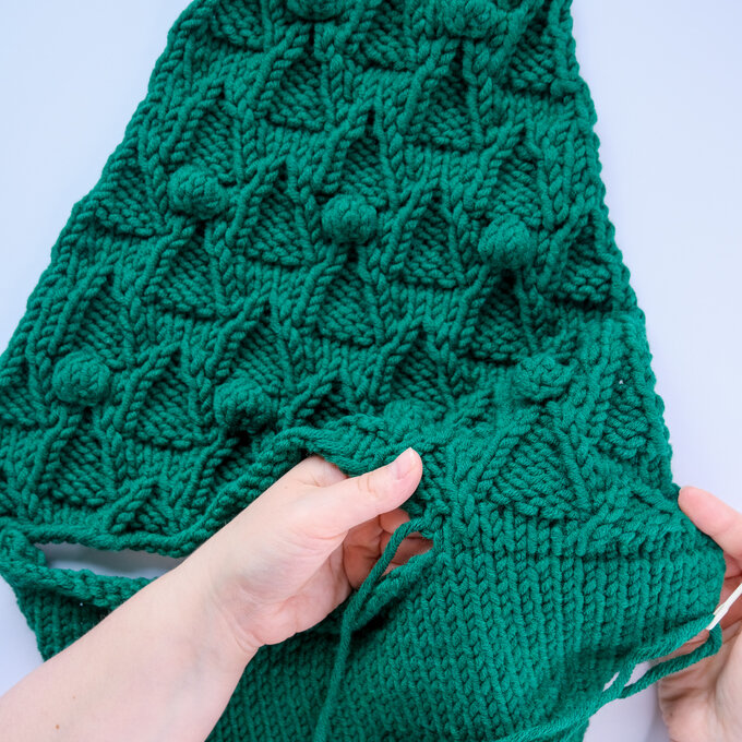 Idea_How-to-knit-a-Christmas-tree-cushion_cable-image-7.jpg?sw=680&q=85