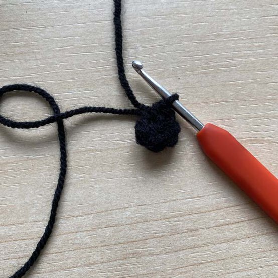 ideas%5Fhow%2Dto%2Dcrochet%2Da%2Dchristmas%2Dpet%2Daccessory%5Fbuttons%5F2.jpg?sw=554&q=85