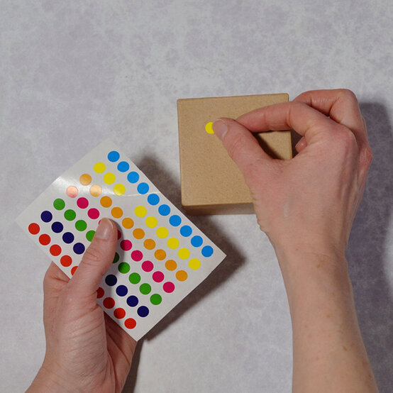 aquabeads_giftbox_step1.jpg?sw=554&q=85