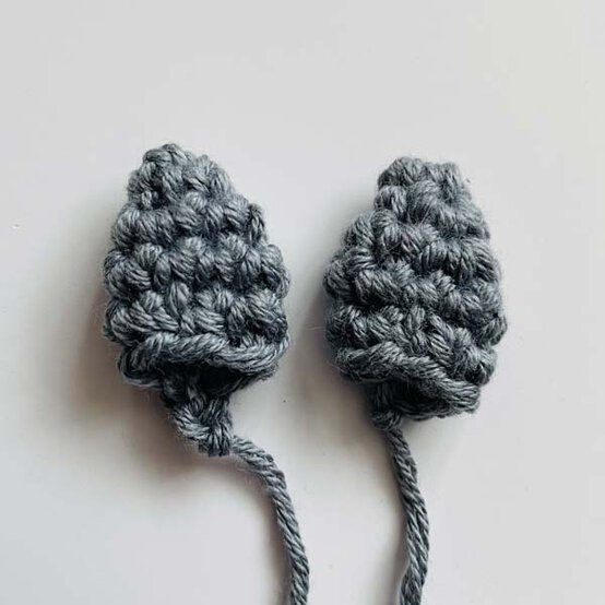 ideas%5Fhow%2Dto%2Dcrochet%2Da%2Dhalloween%2Dwreath%5Fbat%5Fstep%2D1d.jpg?sw=554&q=85