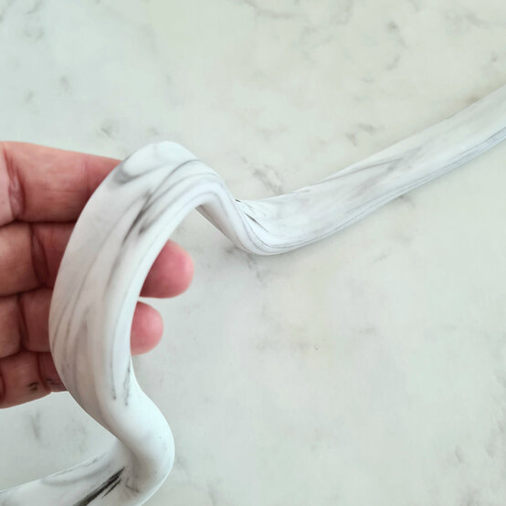 idea_how-to-make-a-coronation-cake_step20b.jpg?sw=554&q=85