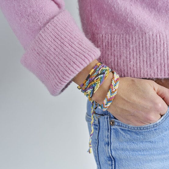 ideas%5Feasy%2Dkids%2Dcrafts%2Dfor%2Dthis%2Dsummer%5Ffriendship%2Dbracelets.jpg?sw=554&q=85