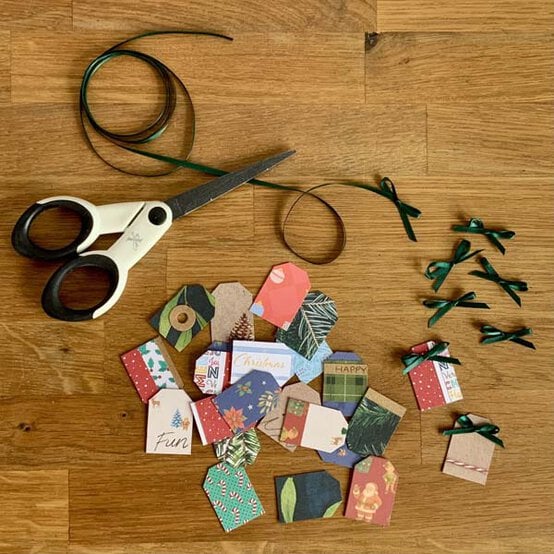 ideas%5Fhow%2Dto%2Dmake%2Da%2Dpapercraft%2Dchristmas%2Dwreath%5Fstep%2D6.jpg?sw=554&q=85