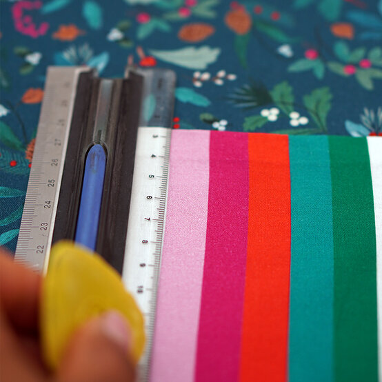how-to-sew-a-craft-organiser_step8.jpg?sw=554&q=85