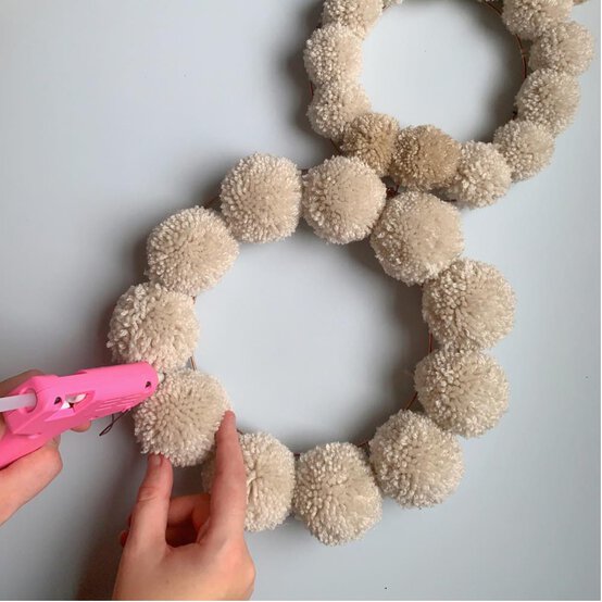 pom_pom_bunny_wall_art_step_7_3.jpg?sw=554&q=85