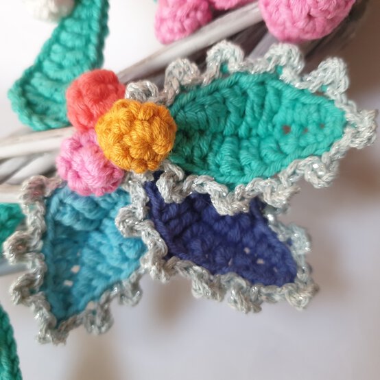 how_to_crochet_christmas_robin_wreath_image-2.jpg?sw=554&q=85