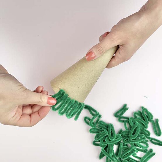 ideas%5Fpipe%2Dcleaner%2Dchristmas%2Dcrafts%5Ftree%5Fstep%2D4.jpg?sw=554&q=85
