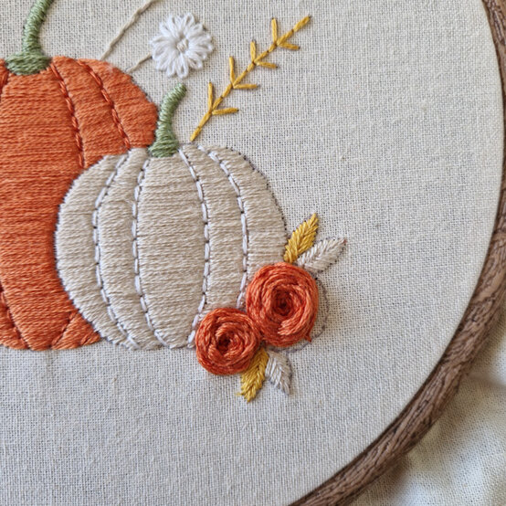 idea%5Fautumn%2Dembroidery%2Dprojects%2Dto%2Dtry%2Dhoop%5Fstep%2D01.jpg?sw=554&q=85