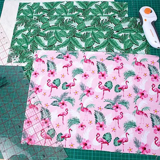 makeup-brushroll-step2.jpg?sw=554&q=85