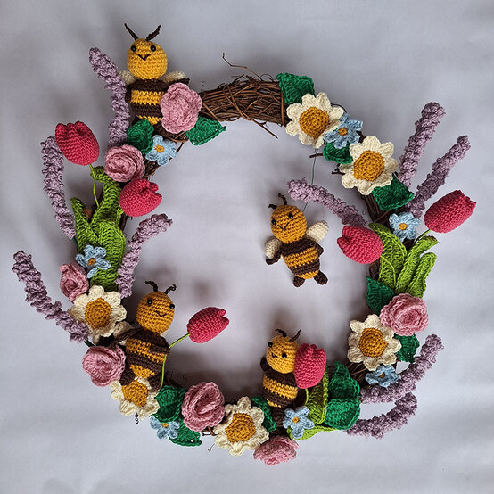 How%2Dto%2Dcrochet%2Da%2Dfloral%2Dspring%2Dwreath%5Fmaking%2Dup.jpg?sw=554&q=85