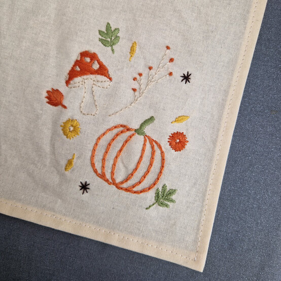 idea%5Fautumn%2Dembroidery%2Dprojects%2Dto%2Dtry%2Dnapkin%5Fstep%2D04.jpg?sw=554&q=85