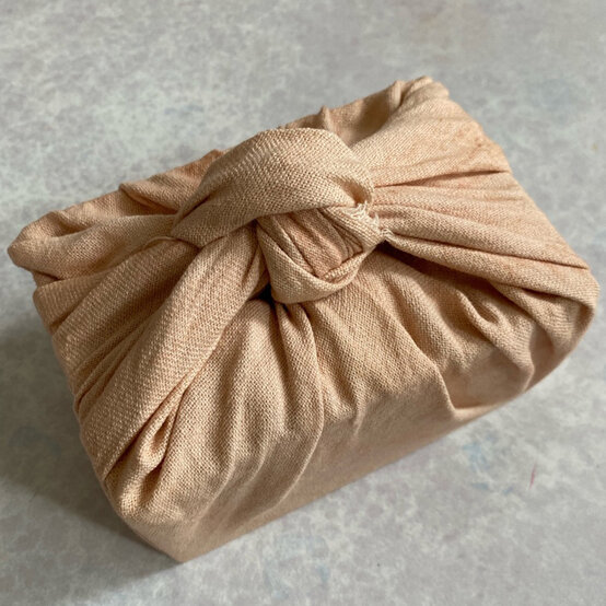 fabric_gift_wrap_final_step_8.jpg?sw=554&q=85