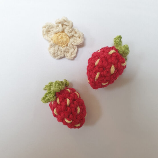 how_to_crochet_a_spring_wreath_easter-natalie-2.jpg?sw=554&q=85