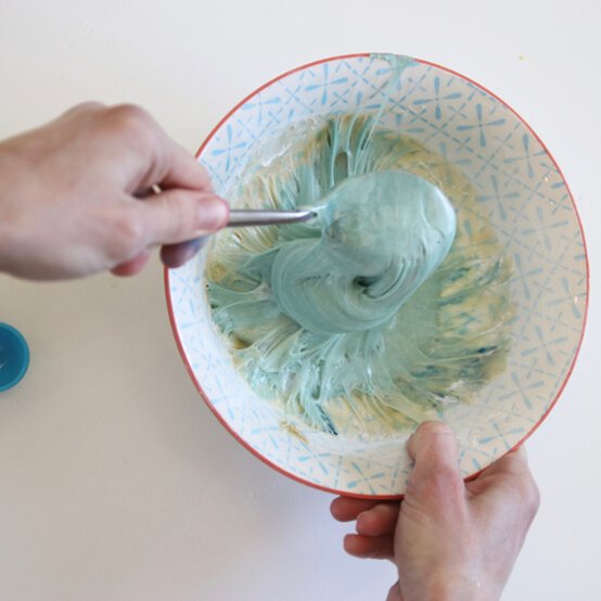 edible-slime-step-4_3.jpg?sw=554&q=85