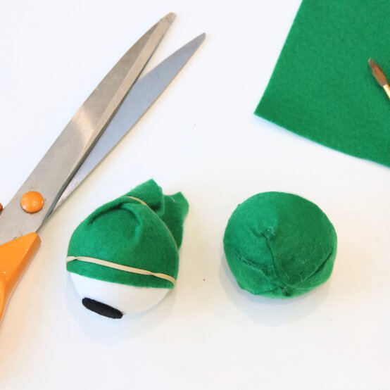 how_to_make_animals_headdresses_crocodile_step9-square.jpg?sw=554&q=85