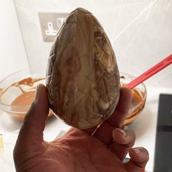 how-to-make-marbled-chocolate-eggs_step5a.jpg?sw=554&q=85