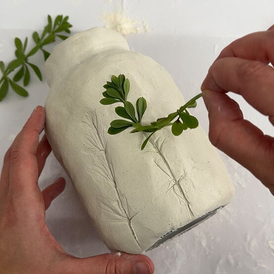 how%2Dto%2Dmake%2Da%2Dclay%2Dflower%2Dpressed%2Dvase%5Fstep%2D2.jpg?sw=554&q=85