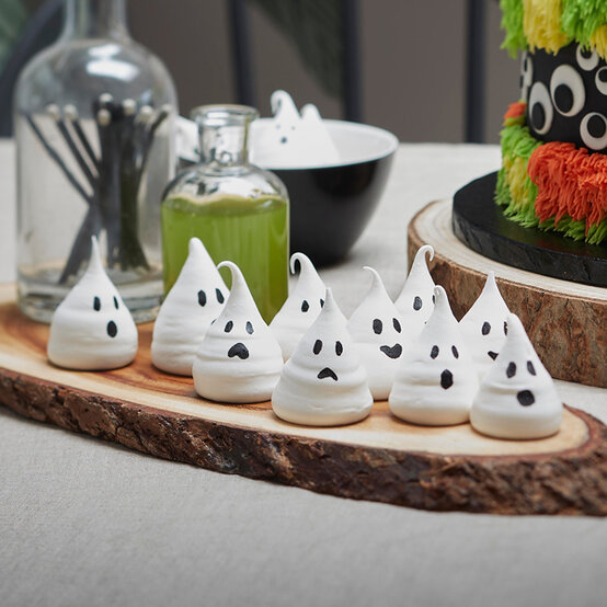 idea_halloween-party-ideas_meringue.jpg?sw=554&q=85