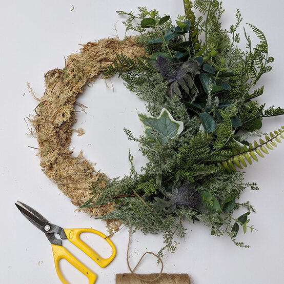 fresh-floral-wreath-step10.jpg?sw=554&q=85