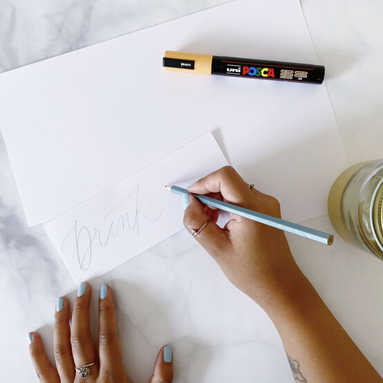 how-to-customise-drinking-jars-with-creative-lettering_freestyle_step2.jpg?sw=554&q=85