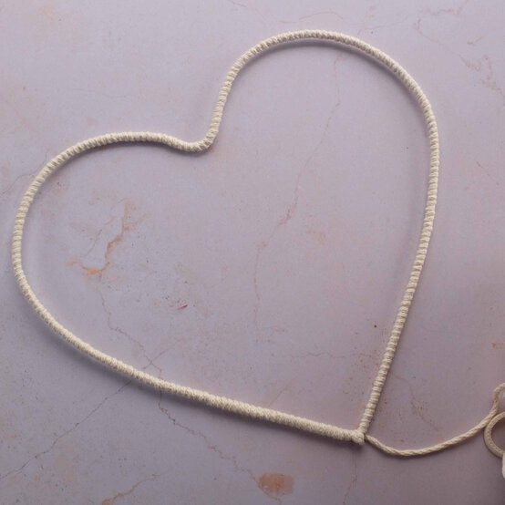 Idea_how-to-make-a-woven-heart-wreath_step3.jpg?sw=554&q=85