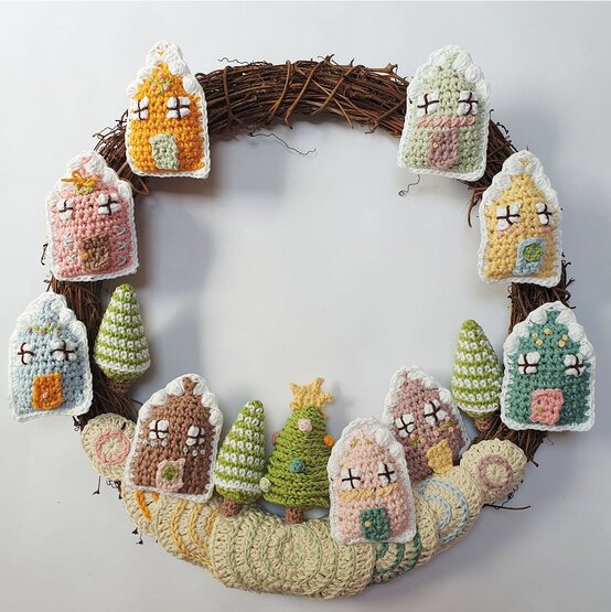 Idea_how-to-make-a-crochet-gingerbread-village-wreath_step12e.jpg?sw=554&q=85