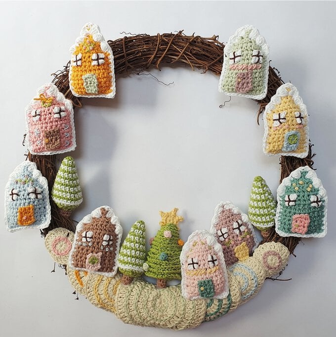 Idea_how-to-make-a-crochet-gingerbread-village-wreath_step12e.jpg?sw=680&q=85