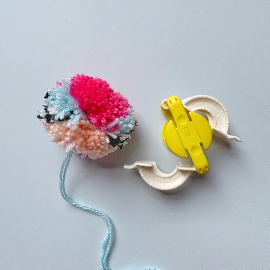 how_to_create_five_different_patterns_in_pom_poms_multi_pattern_pom_pom_step_8.jpg?sw=554&q=85