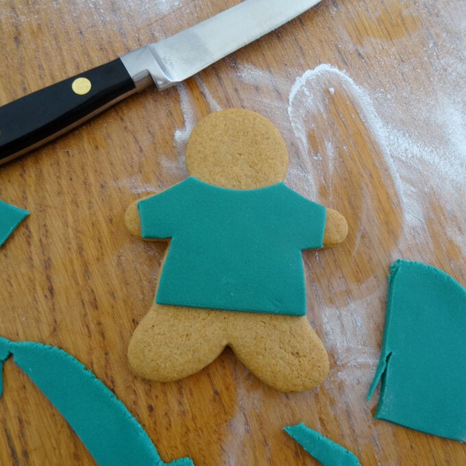 decorated-gingerbread-biscuits_step5.jpg?sw=680&q=85