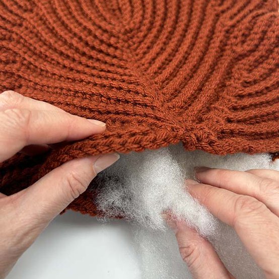 ideas%5Fhow%2Dto%2Dcrochet%2Da%2Dleaf%2Dcushion%5Fstep%2D5c.jpg?sw=554&q=85