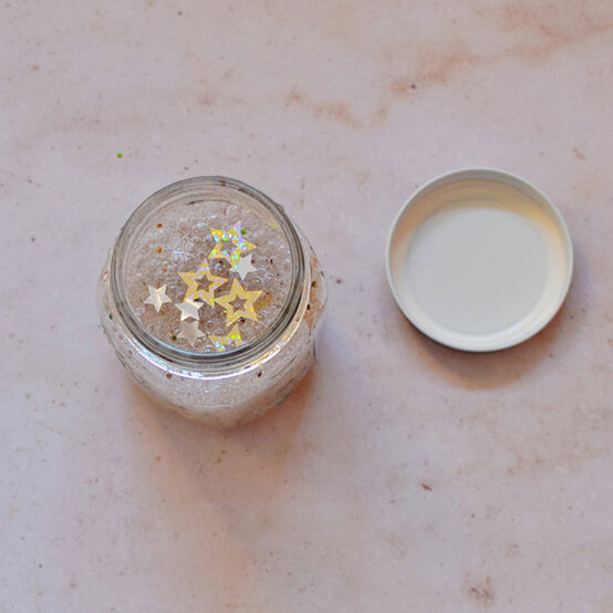 new-years-eve-kids-crafts30.jpg?sw=554&q=85