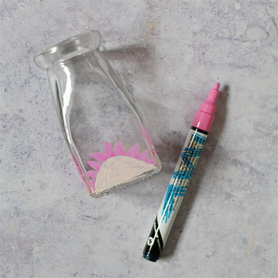how-to-use-paint-markers_glass_step2.jpg?sw=554&q=85