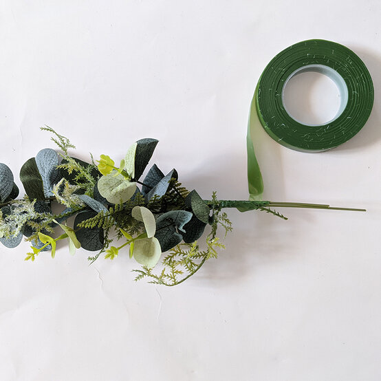 how-to-make-a-wedding-cake-garland_step5.jpg?sw=554&q=85