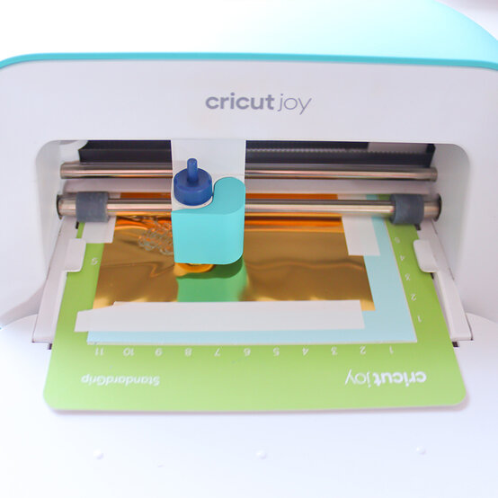 cricut_how-to-make-foiled-cake-toppers_step4.jpg?sw=554&q=85