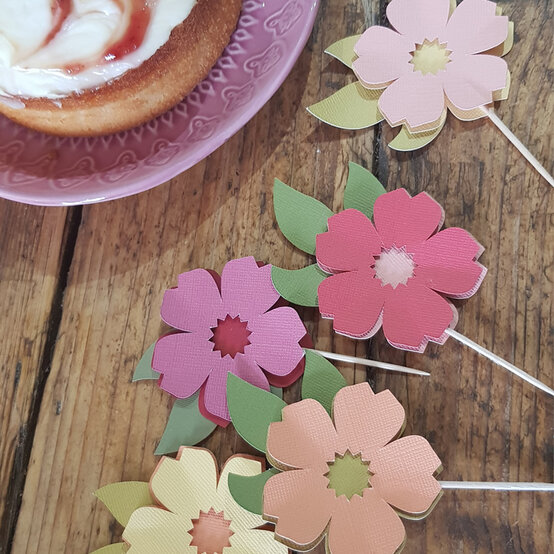 paper-flower-toppers_step7_3.jpg?sw=554&q=85