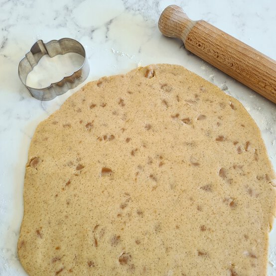 Idea_how-to-make-pumpkin-spice-biscuits_step2a.jpg?sw=554&q=85