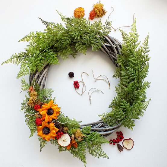 autumnal-wreath-step-2.jpg?sw=554&q=85